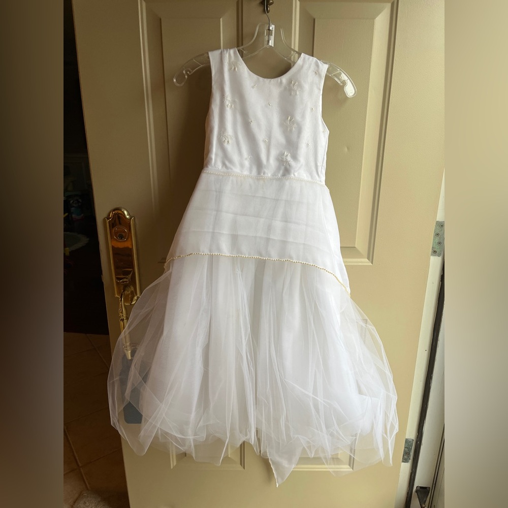 Communion Dress new without tags size 7 Posies brand. Organza and tulle fabric
